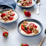 Rhabarber-Erdbeer-Kompott mit Joghurtcreme und Knuspermüsli
