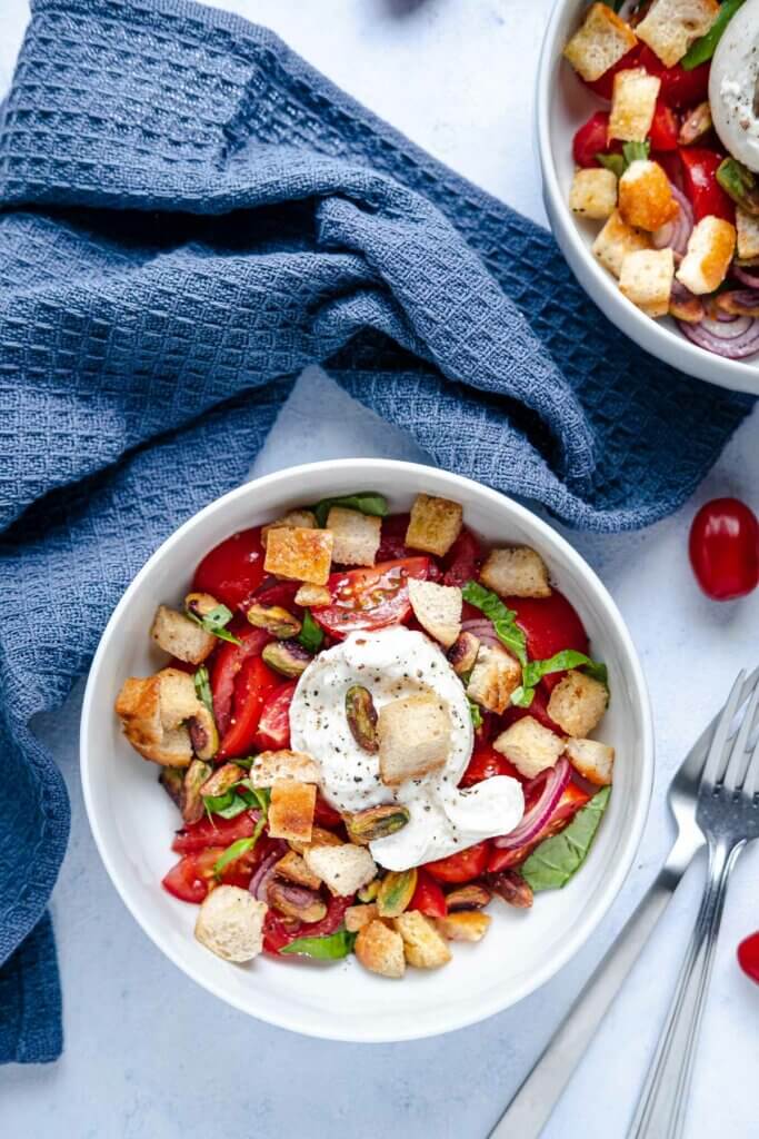 Tomaten-Burrata-Salat mit Pistazien-Croutons