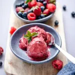 5-Minuten-Joghurteis mit Beeren