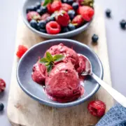 5-Minuten-Joghurteis mit Beeren