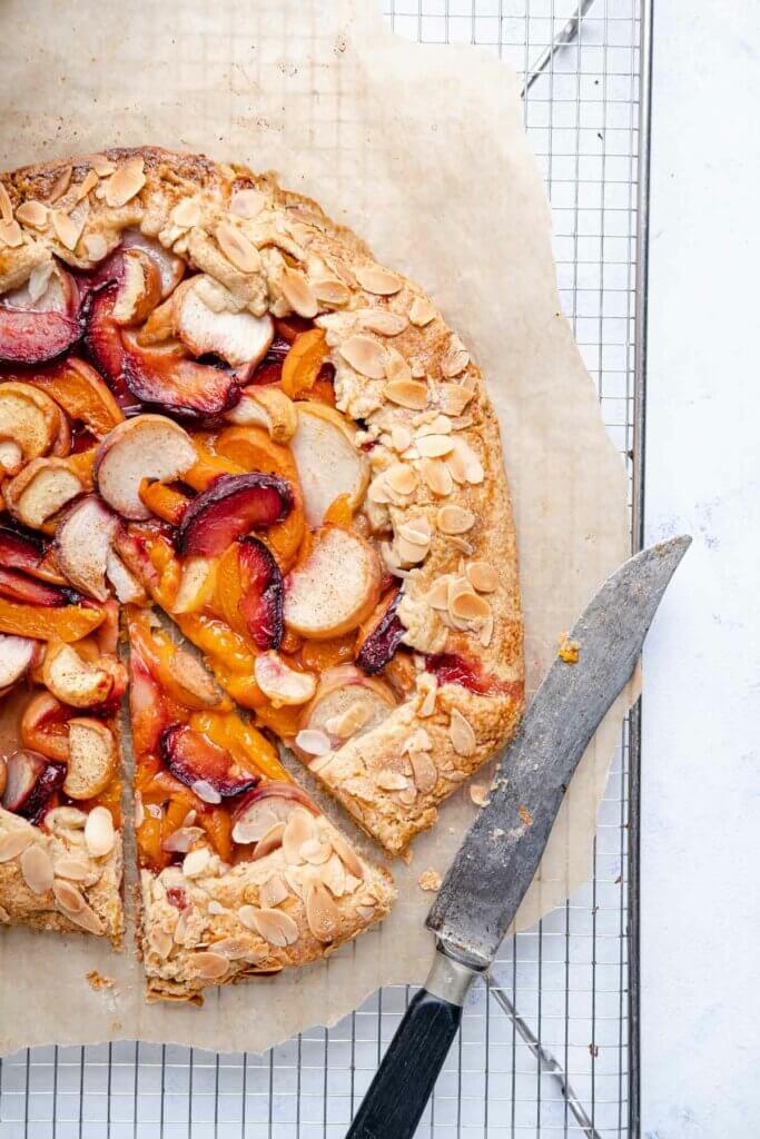 Sommerliche Obst-Galette mit Mandelsplittern.