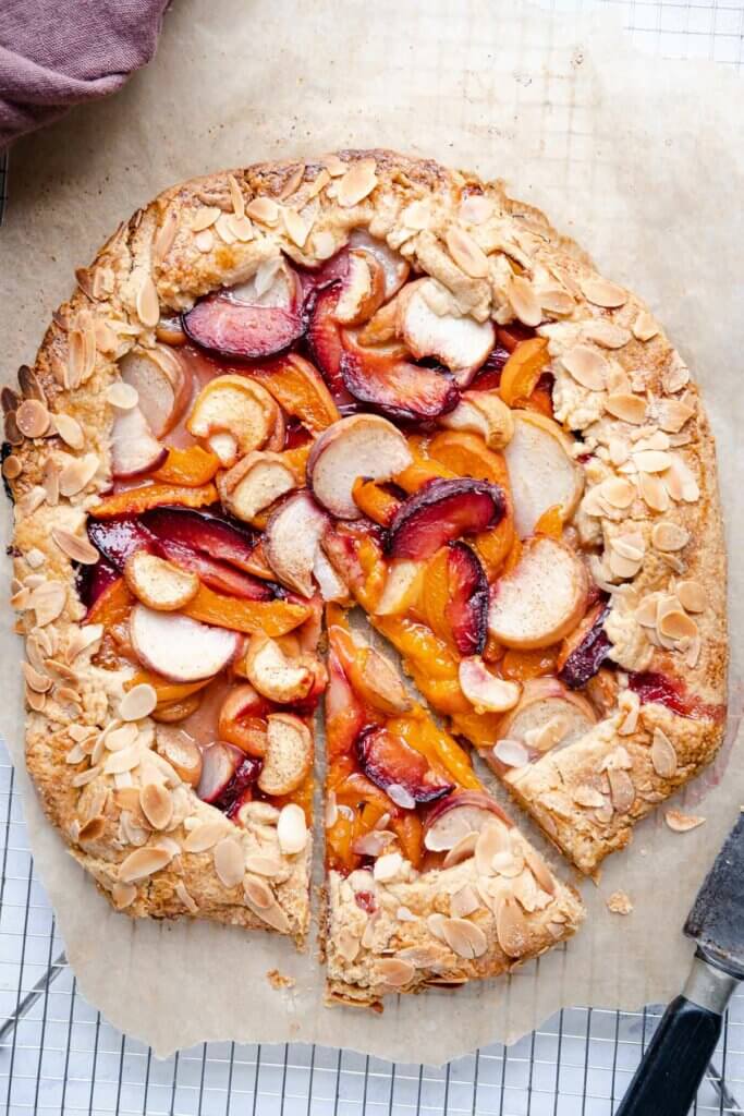 Sommerliche Obst-Galette mit Pfirsichen, Nekterinen und Pflaumen