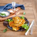 Zucchini-Mais-Puffer mit Käse und Schmand-Dip