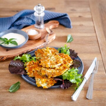 Zucchini-Mais-Puffer mit Käse und Schmand-Dip