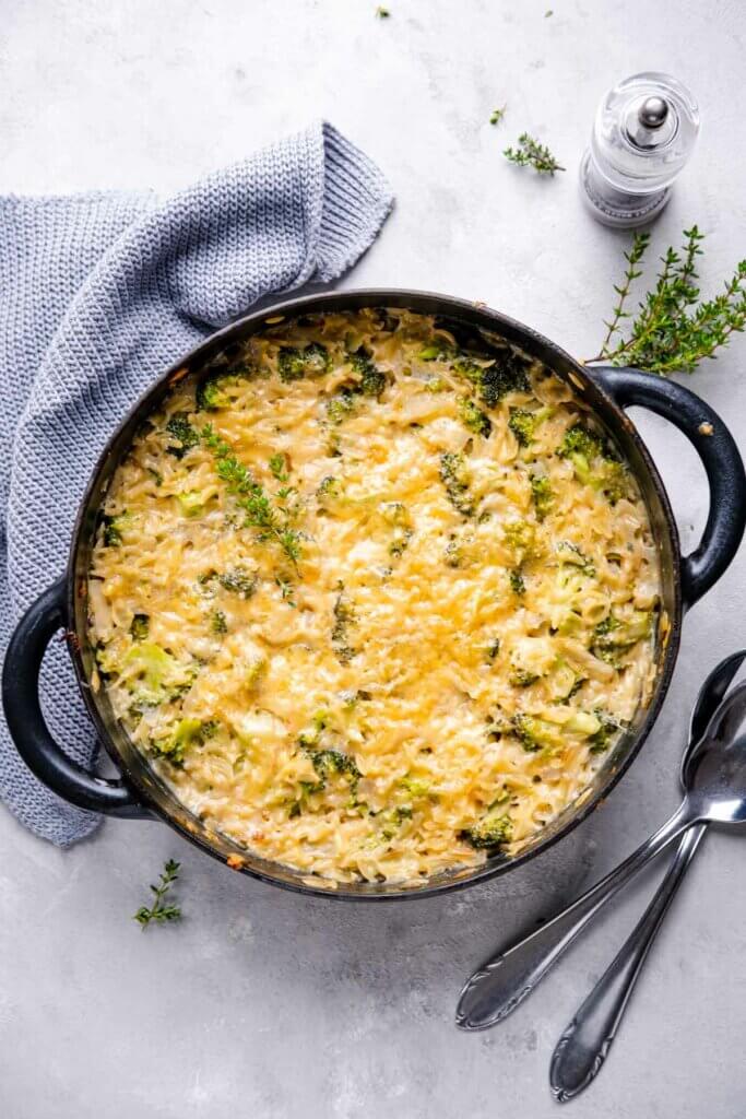 Brokkoli-Käse-Orzo-Kasserolle mit der Sicht auf das gesamte Gericht.