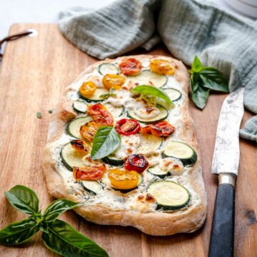 Flatbread mit aromatischen, doppelt gerösteten Tomaten, Zucchini, cremigen Ricotta