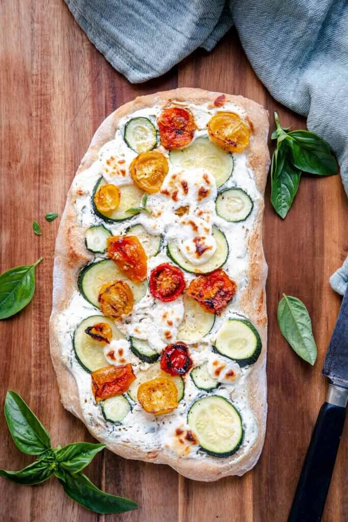 Flatbread mit doppelt gerösteten Tomaten, Zucchini und Ricotta frisch aus dem Ofen.