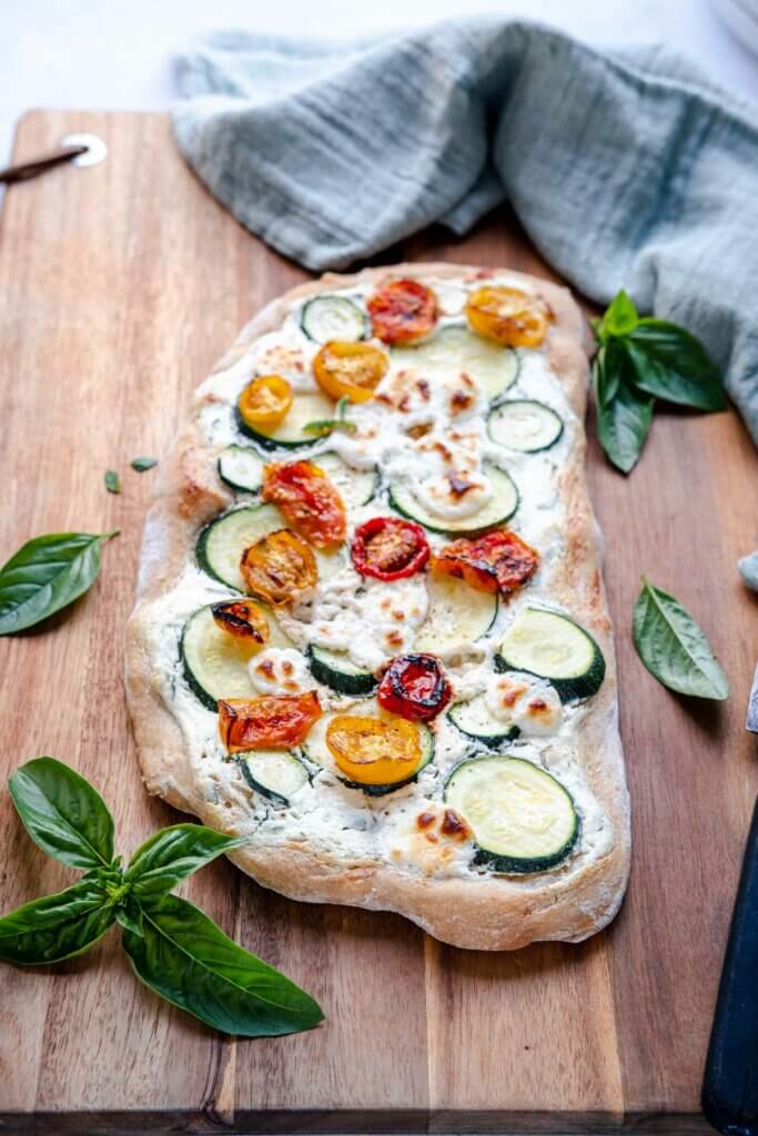 Flatbread mit doppelt gerösteten Tomaten, Zucchini und Ricotta von vorn.