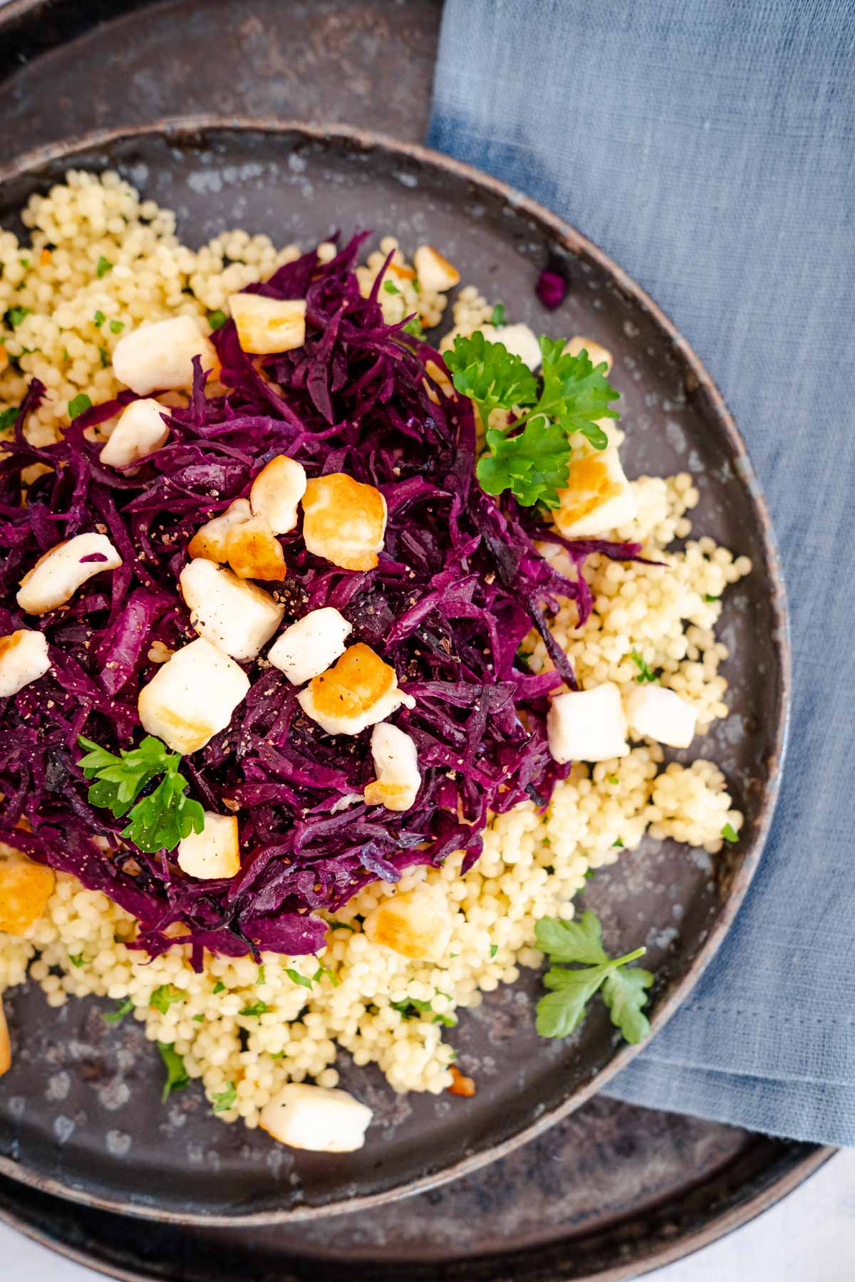 15-Minuten Rotkohl-Couscous mit Halloumi - Schnelle &amp; einfache Rezepte