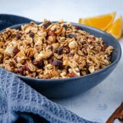 Orangen-Schokoladen-Granola mit einem Hauch Zimt