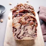 Babka mit Blaubeerfüllung und Mandeln