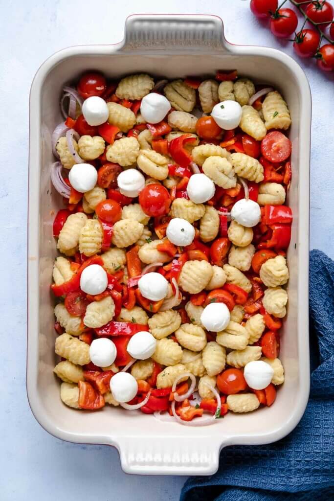 Ofen-Gnocchi mit Tomaten und Paprika - vor dem Backofen