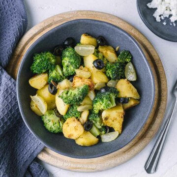 Brokkoli-Kartoffel-Pfanne mit Trauben und Oliven