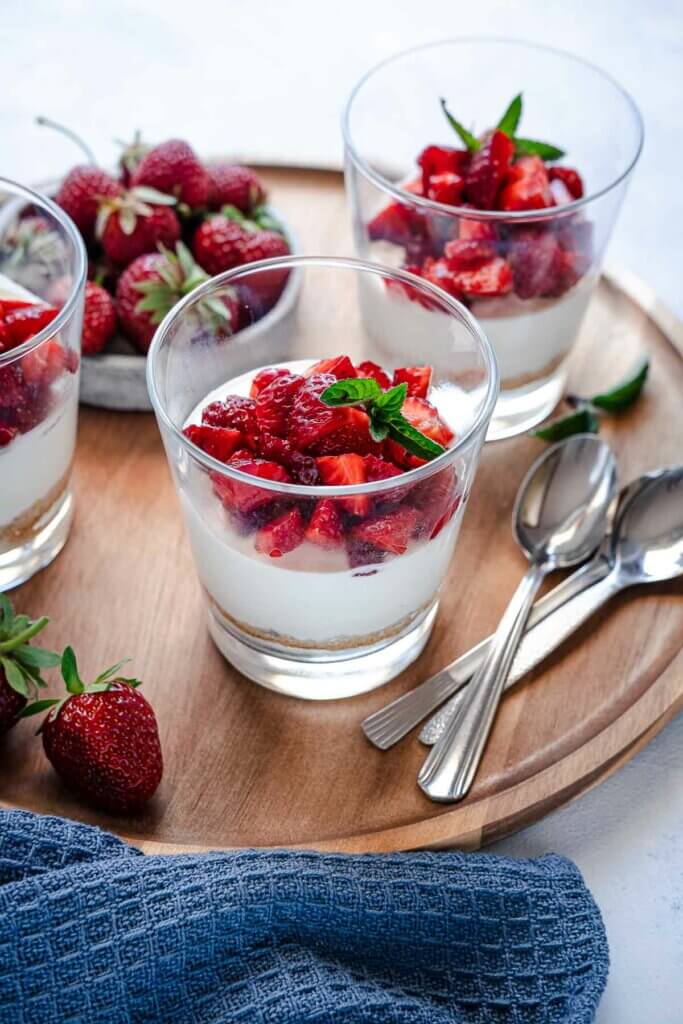 No-Bake-Erdbeer-Cheesecake in einzelnen Gläsern.