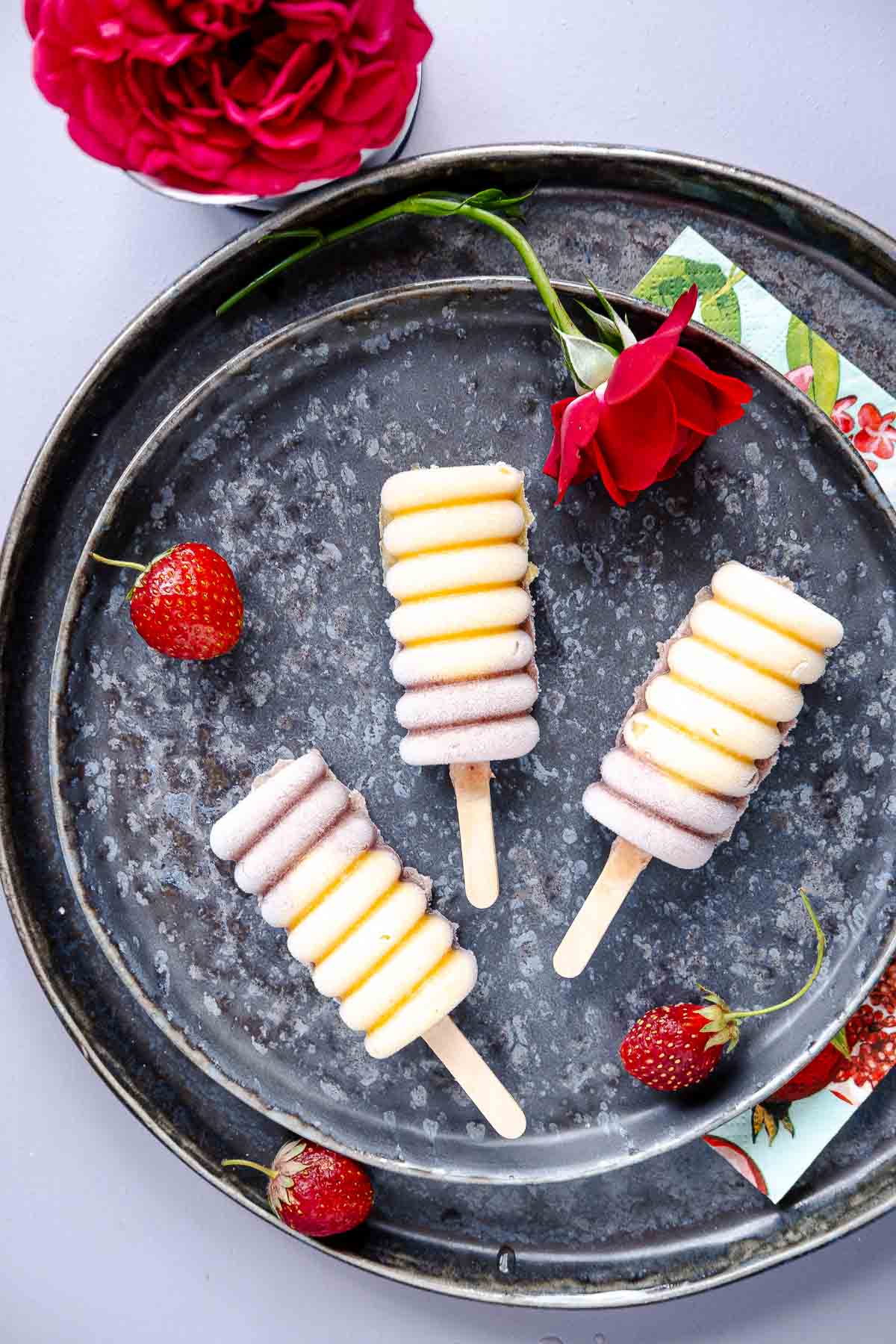 Cremiges Erdbeer-Mango-Kokoseis - Schnelle &amp; einfache Rezepte