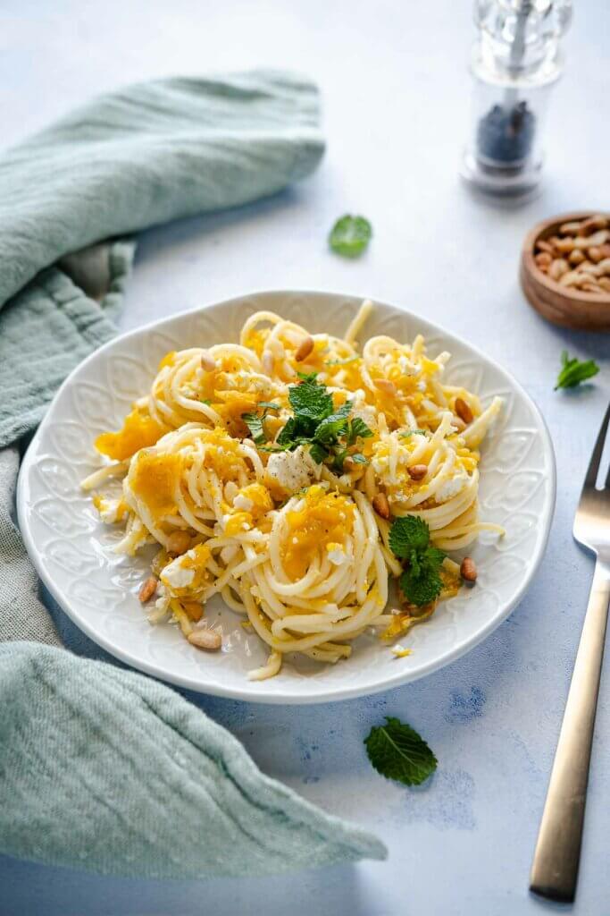 Zitronige Zucchini-Pasta auf einem Teller