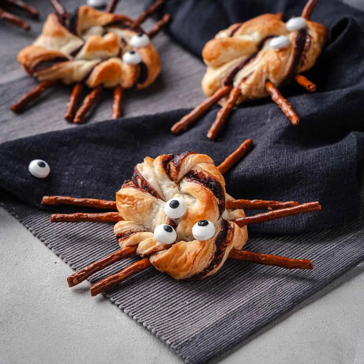 Süße Halloween Blätterteig-Spinnen