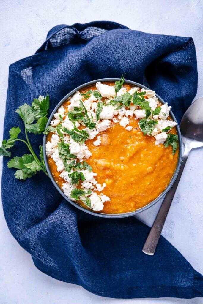 Goldene Karotten-Linsen-Suppe mit Feta
