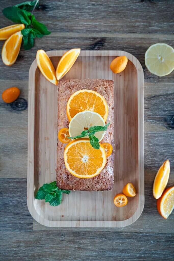 Einfacher Orangen-Zitronen-Kuchen mit Mandeln auf einem Tablett