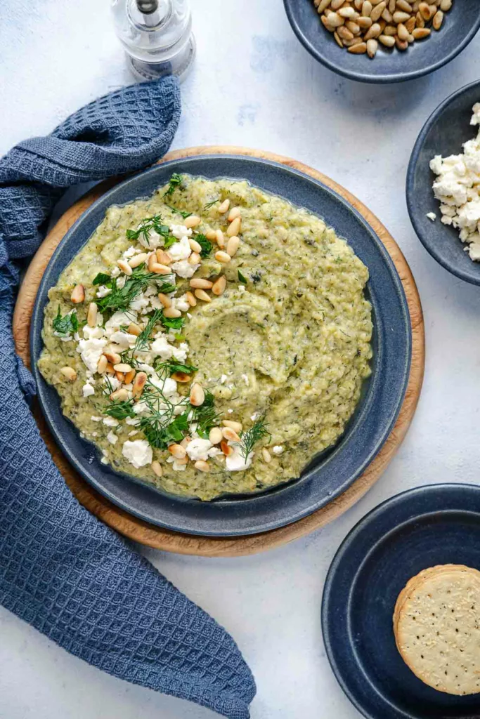 Zucchini Baba Ganoush mit Feta und geröstete Pinienkerne