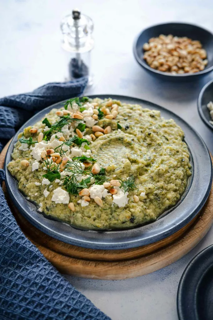 Zucchini Baba Ganoush mit Feta und geröstete Pinienkerne