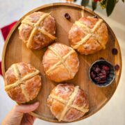 Hot Cross Buns mit Cranberries