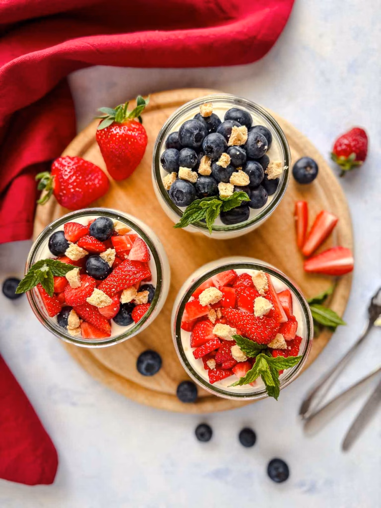 Schnelles Beeren-Quark-Dessert mit verschiedenen Toppings