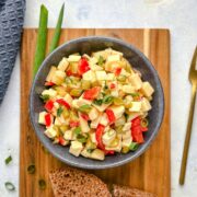 Käsesalat mit Paprika und saurer Gurke