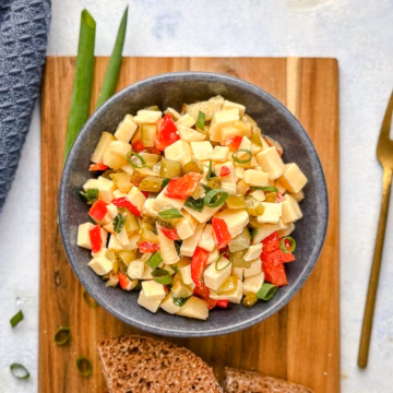 Käsesalat mit Paprika und saurer Gurke