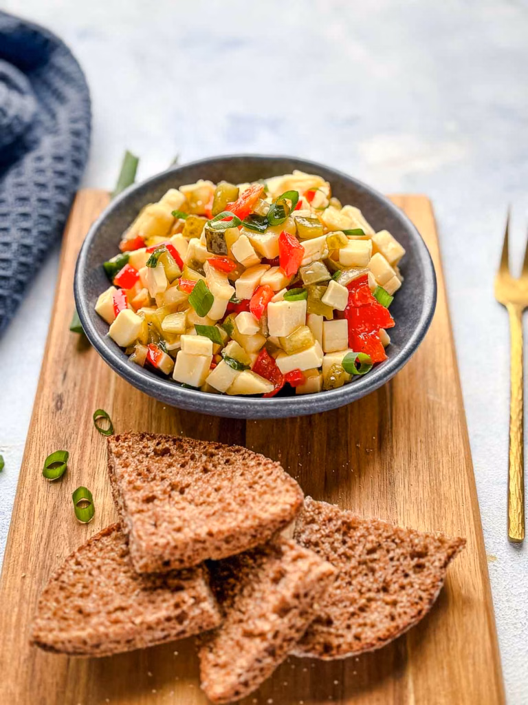 Einfacher Käsesalat mit Paprika und saurer Gurke