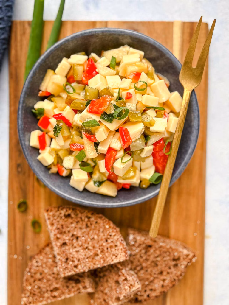 Käsesalat mit Paprika und saurer Gurke