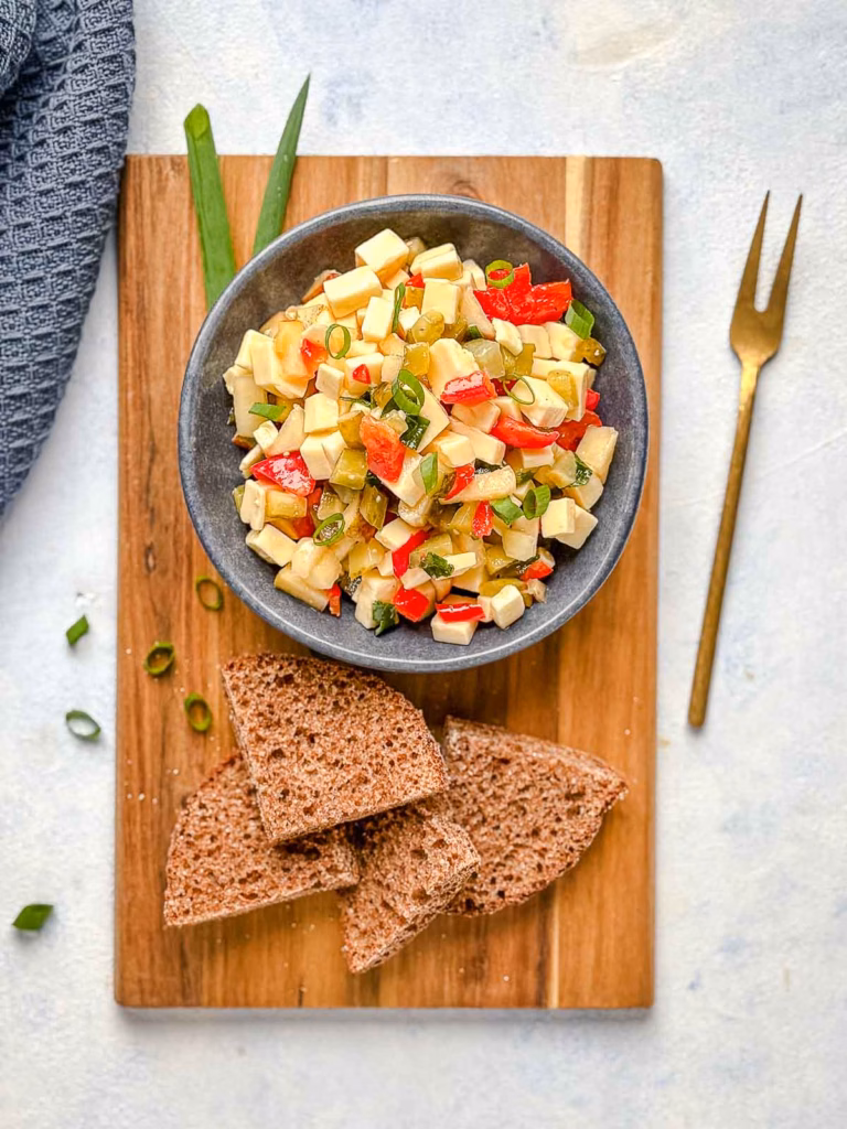 Schneller Käsesalat mit Paprika und saurer Gurke