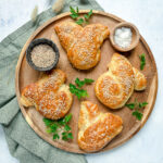 Weiche Osterhasen-Brezeln aus Hefeteig (mit Sesam) Weiche-Bretzel-Hasenbroetchen