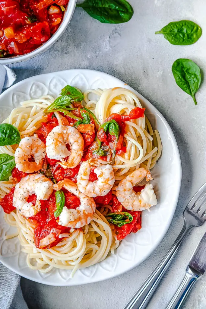 Knoblauch-Garnelen auf Spaghetti mit Tomatensauce