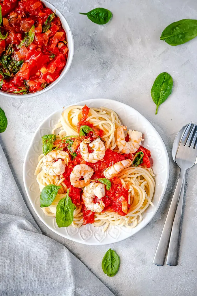 Knoblauch-Garnelen auf Spaghetti mit Tomatensauce