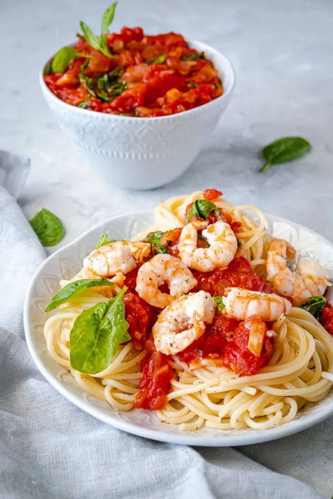 Knoblauch-Garnelen auf Spaghetti mit Tomatensauce