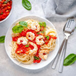 Knoblauch-Garnelen auf Spaghetti mit Tomatensauce