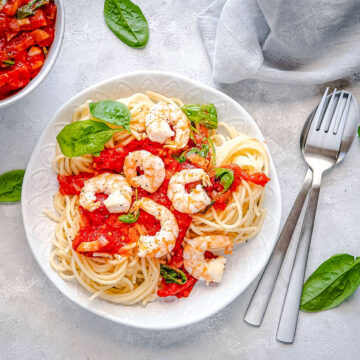Knoblauch-Garnelen auf Spaghetti mit Tomatensauce