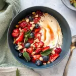 Joghurt Bowl mit Erdbeeren und Chiasamen – einfach & gesund Joghurt Bowl mit Erdbeeren und Chiasamen