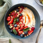 Joghurt Bowl mit Erdbeeren und Chiasamen – einfach & gesund Joghurt Bowl mit Erdbeeren und Chiasamen