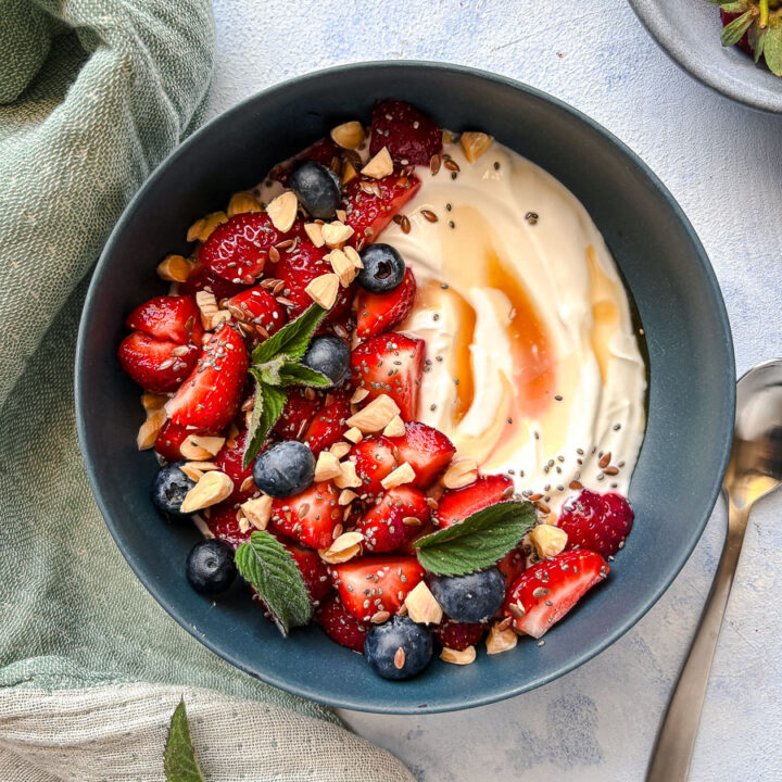 Joghurt Bowl mit Erdbeeren und Chiasamen