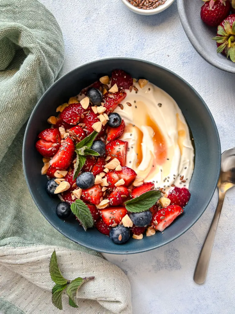 Joghurt Bowl mit Erdbeeren und Chiasamen