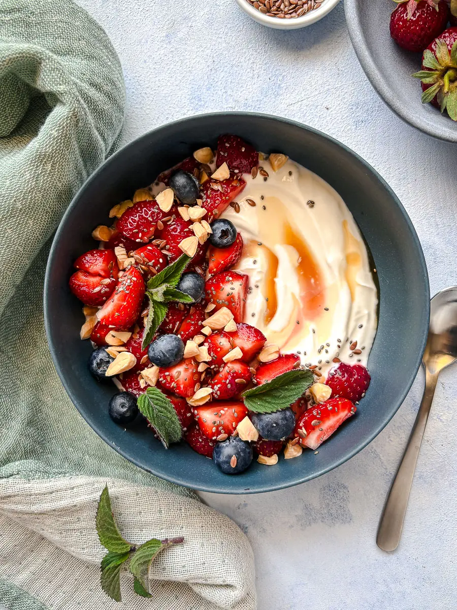 Joghurt Bowl mit Erdbeeren und Chiasamen