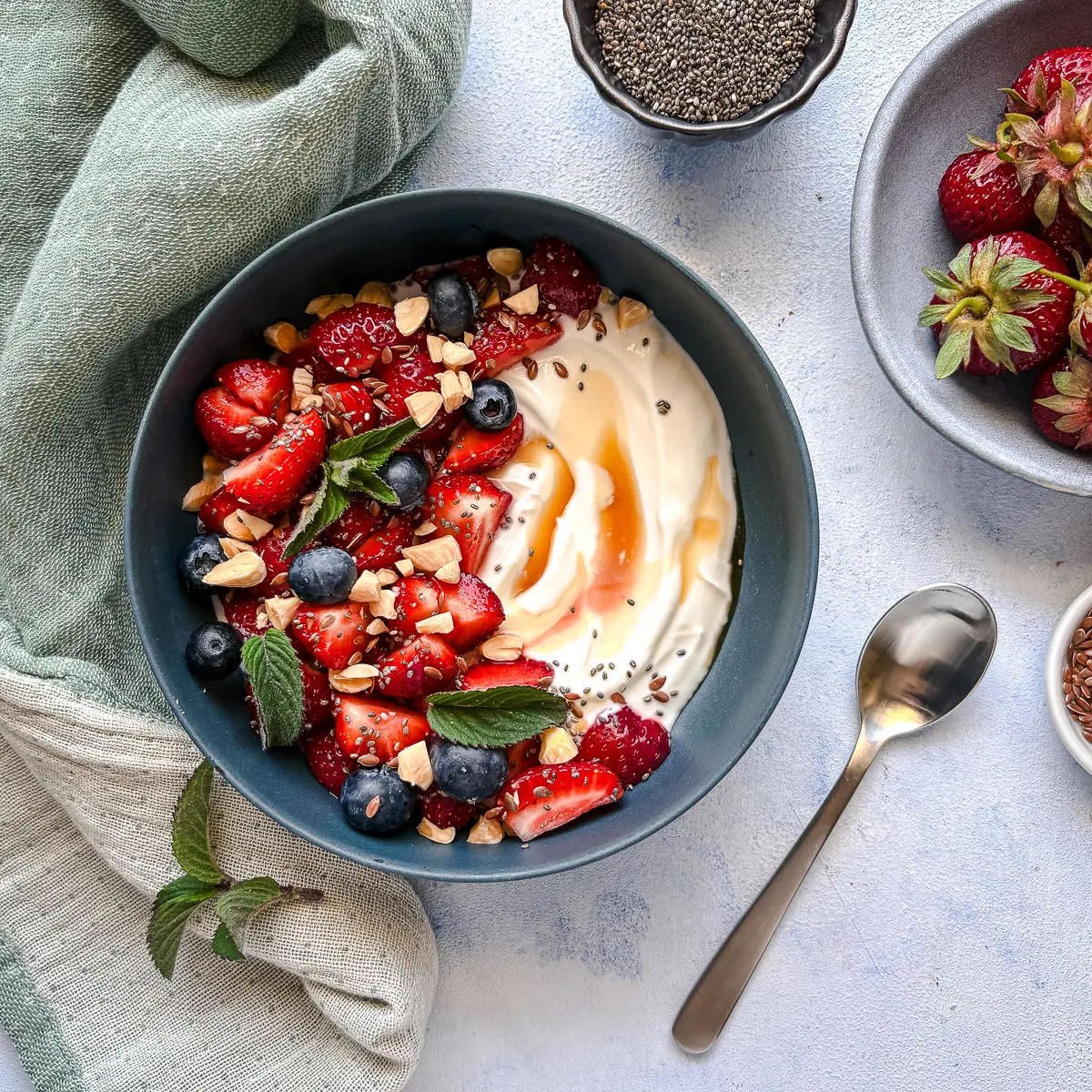 Joghurt Bowl mit Erdbeeren und Chiasamen