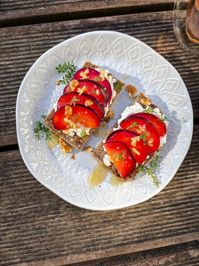 Huettenkaese-Brot-mit-Pflaume-Honig-Walnuessen