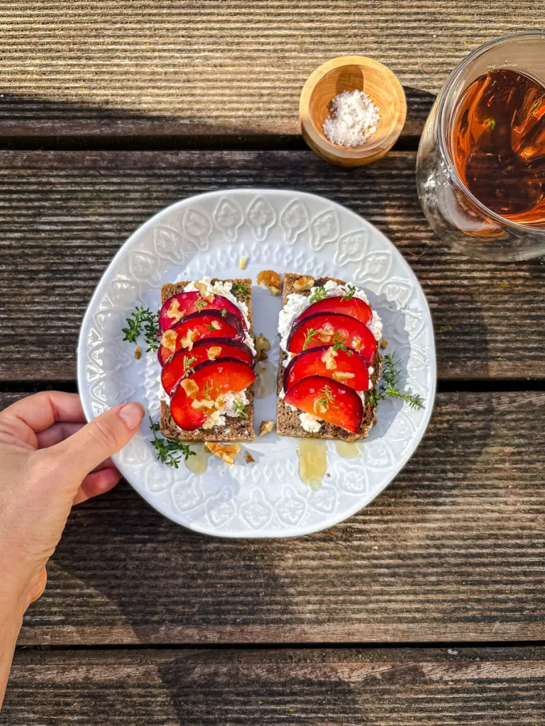 Huettenkaese-Brot-mit-Pflaume-Honig-Walnuessen 5