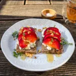 Huettenkaese-Brot-mit-Pflaume-Honig-Walnuessen 3