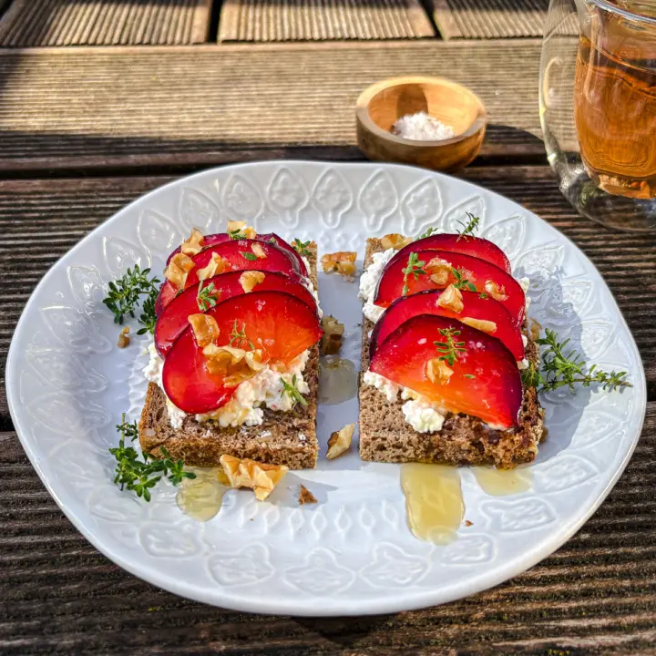 Huettenkaese-Brot-mit-Pflaume-Honig-Walnuessen 3