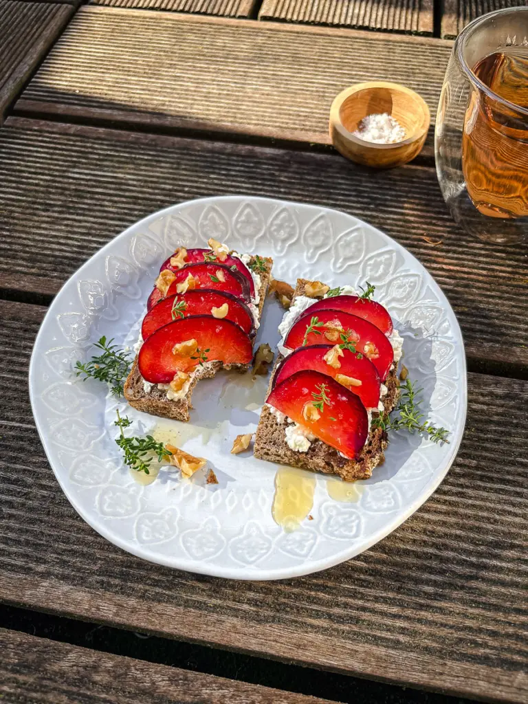 Huettenkaese-Brot-mit-Pflaume-Honig-Walnuessen 4