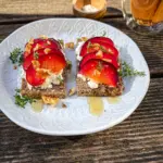 Huettenkaese-Brot-mit-Pflaume-Honig-Walnuessen 2